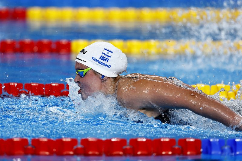 &copy; Reuters. السباحة الإسرائيلية أناستاسيا جوربينكو خلال سباق 400 متر فردي متنوع سيدات في بطولة العالم في قطر يوم الأحد. تصوير: كلوداج كيلكوين - رويترز.