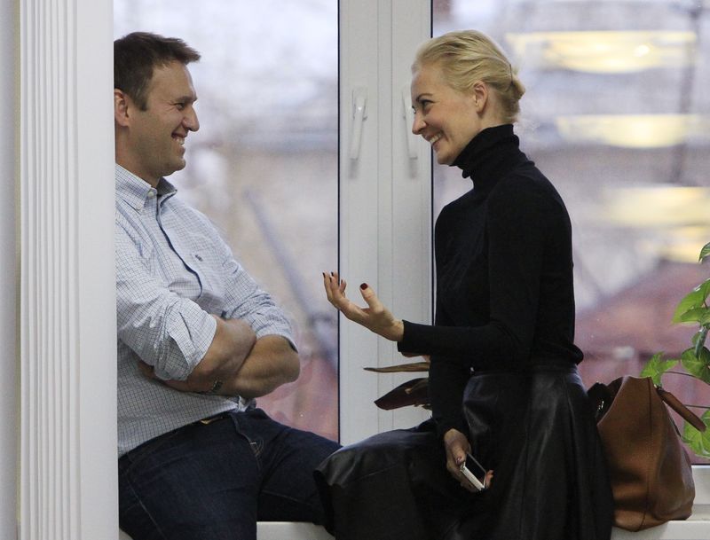 © Reuters. Opositor ruso Alexei Navalny (L) habla con su mujer Yulia durante un recreo en una sesión en la corte en Kirov, 16 octubre, 2013. REUTERS/Maxim Shemetov