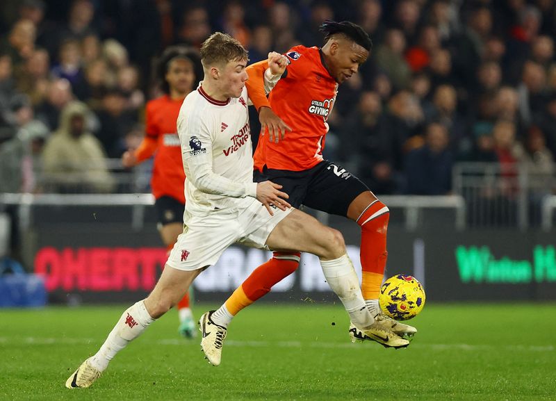 &copy; Reuters. Soccer Football - Premier League - Luton Town v Manchester United - Kenilworth Road, Luton, Britain - February 18, 2024 Manchester United's Rasmus Hojlund in action with Luton Town's Gabriel Osho REUTERS/Hannah Mckay