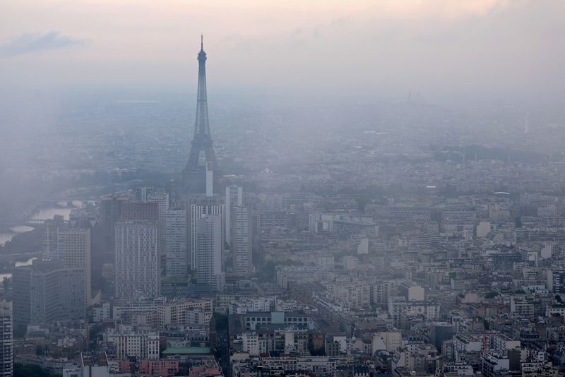 © Reuters. An aerial view shows the Eiffel Tower, the city rooftops of residential apartment buildings and the Paris skyline, France, June 19, 2023. REUTERS/Stephanie Lecocq/File Photo