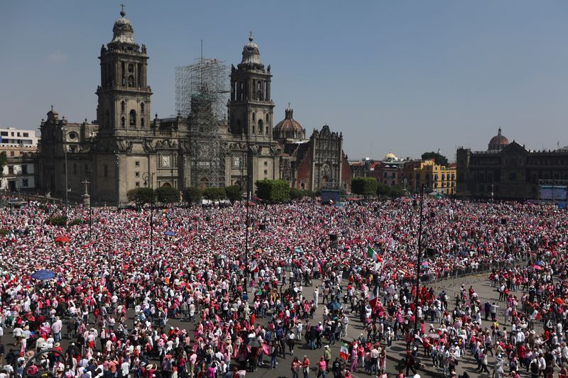 &copy; Reuters. Mexican opposition groups hold a protest against government of Mexico's President Andres Manuel Lopez Obrador calling to 'defend democracy', in Mexico City, Mexico, February 18, 2024. REUTERS/Luis Cortes