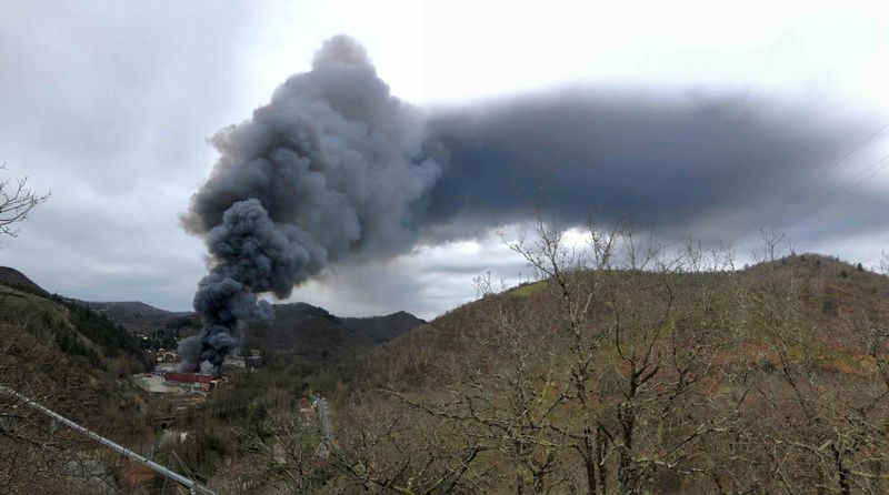 © Reuters. Smoke rises from a warehouse fire, owned by French recycling group SNAM, which houses lithium batteries in Viviez, north of Toulouse, France February 17, 2024 in this image obtained from social media. Adeba via REUTERS