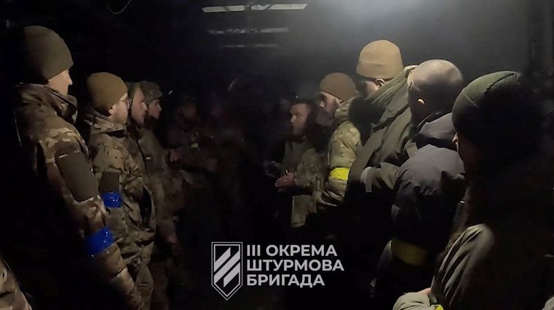 &copy; Reuters. جنود أوكرانيون يتجمعون داخل موقع قيل إنه أفدييفكا في منطقة دونيتسك في صورة مأخوذة من مقطع مصور صدر في السادس عشر من فبراير شباط 2024 . تصوير : ر