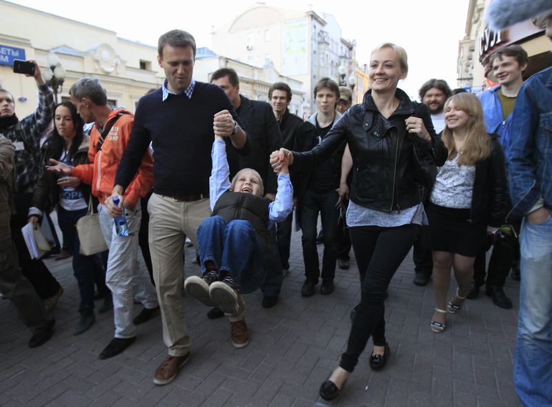 © Reuters. Alexei Navalny, accompanied by his son Zakhar, wife Yulia and supporters, walks in central Moscow, May 24, 2012. REUTERS/Sergei Karpukhin