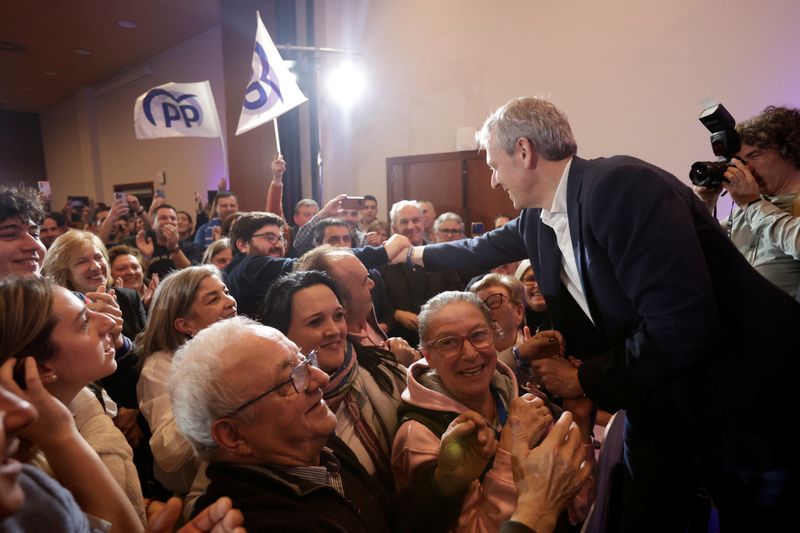 © Reuters. Galician President and candidate for re-election for the People's Party (PP) Alfonso Rueda greets supporters at Eurostars San Lazaro Hotel in Santiago de Compostela, Spain February 18, 2024. REUTERS/Miguel Vidal