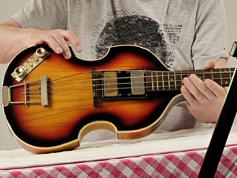 &copy; Reuters. 　英歌手ポール・マッカートニーさんがビートルズ初期のレコーディングに使用し、その後盗まれたベースギター（写真）が５１年ぶりに発見され、マッカートニーさんに返還されたことが