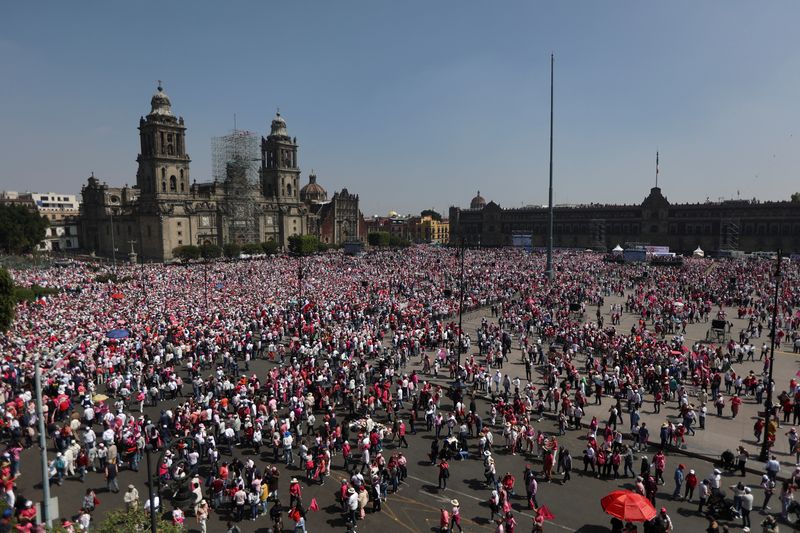 &copy; Reuters. 　２月１８日、メキシコ市で１８日、ロペスオブラドール大統領が掲げる選挙機構改革に反対する大規模なデモが行われた。写真はデモ行進する人々。メキシコのメキシコシティ で撮影（