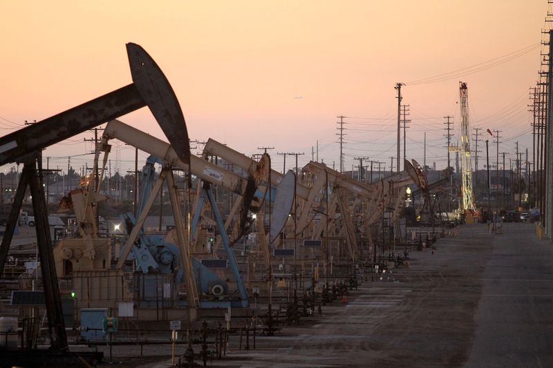 &copy; Reuters. مضخات منصات النفط أثناء استخراج النفط الخام من منطقة رواسب النفط في حقل ويلمنجتون في ولاية كاليفورنيا الأمريكية بصورة من أرشيف رويترز . 