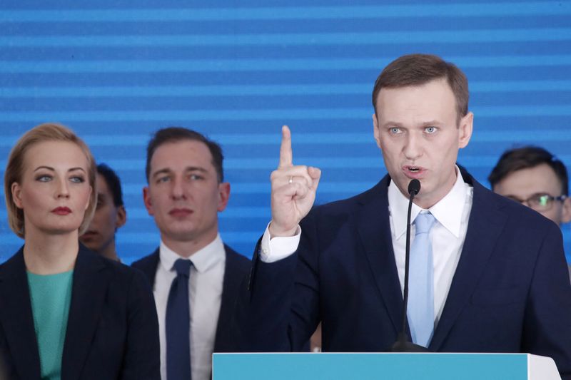 &copy; Reuters. FILE PHOTO: Russian opposition leader Alexei Navalny and his wife Yulia attend a meeting to uphold his bid for presidential candidate, in Moscow, Russia December 24, 2017. REUTERS/Maxim Shemetov