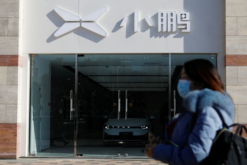 &copy; Reuters. 　２月１９日、中国の新興電気自動車（ＥＶ）メーカー、小鵬汽車は今年４０００人を新たに採用し、人工知能（ＡＩ）に大規模な投資を行う。写真は同社のロゴ。昨年２月、北京で撮影（
