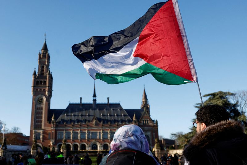 &copy; Reuters. FOTO DE ARCHIVO: Manifestantes sostienen una bandera palestina mientras se reúnen frente a la Corte Internacional de Justicia (CIJ) mientras los jueces deciden sobre medidas de emergencia contra Israel tras las acusaciones de Sudáfrica de que la operaci