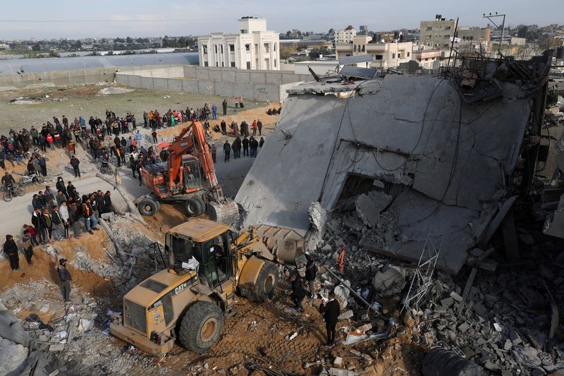 &copy; Reuters. فلسطينيون يتفقدون منزلا تعرض لهجوم إسرائيلي في رفح جنوب قطاع غزة يوم 16 فبراير شباط 2024. تصوير: إبراهيم أبو مصطفى - رويترز.