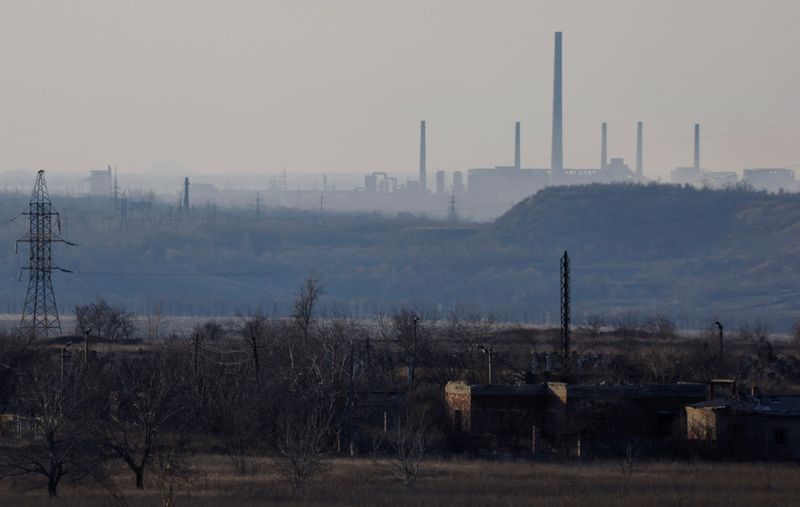 &copy; Reuters. L'impianto chimico e di produzione di coke di Avdiivka, vista da Yasynuvata (Yasinovataya) nella regione di Donetsk, Ucraina controllata dalla Russia, 15 febbraio 2024. REUTERS/Alexander Ermochenko/file photo