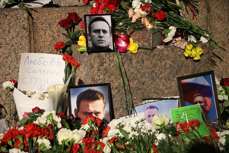 &copy; Reuters. أزهار وصور للمعارض الروسي الراحل أليكسي نافالني عقب وفاته في سان بطرسبرج بروسيا يوم 16 فبراير شباط 2024. تصوير: رويترز.