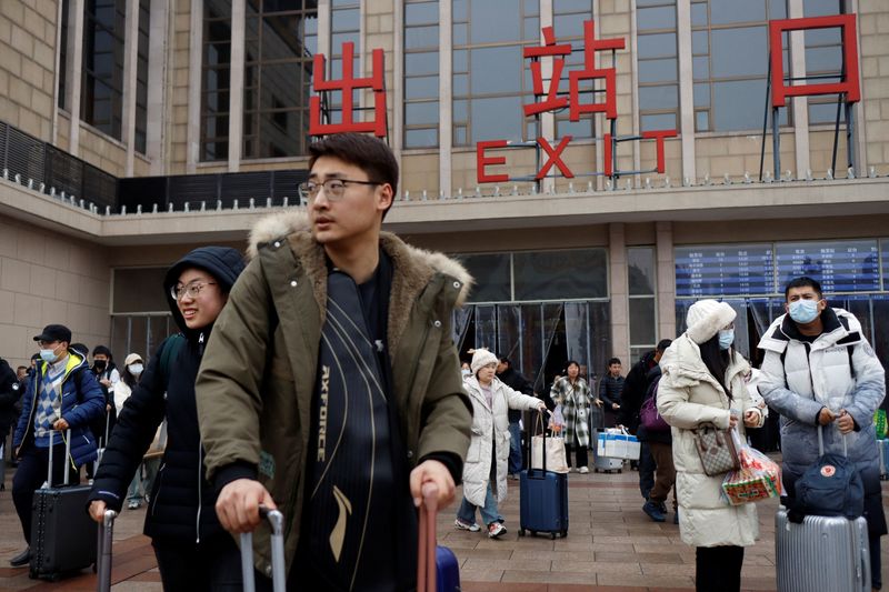 &copy; Reuters. مسافرون يتحركون بأمتعتهم خارج محطة قطارات بكين خلال عطلة العام القمري في بكين يوم الأحد. تصوير: فلورنس لو - رويترز.