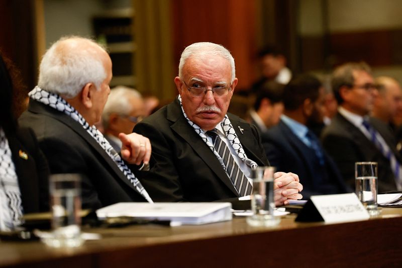 &copy; Reuters. وزير الخارجية الفلسطيني رياض المالكي خلال حضوره جلسات الاستماع التي تعقدها محكمة العدل الدولية بشأن التبعات القانونية للاحتلال الإسرائيل