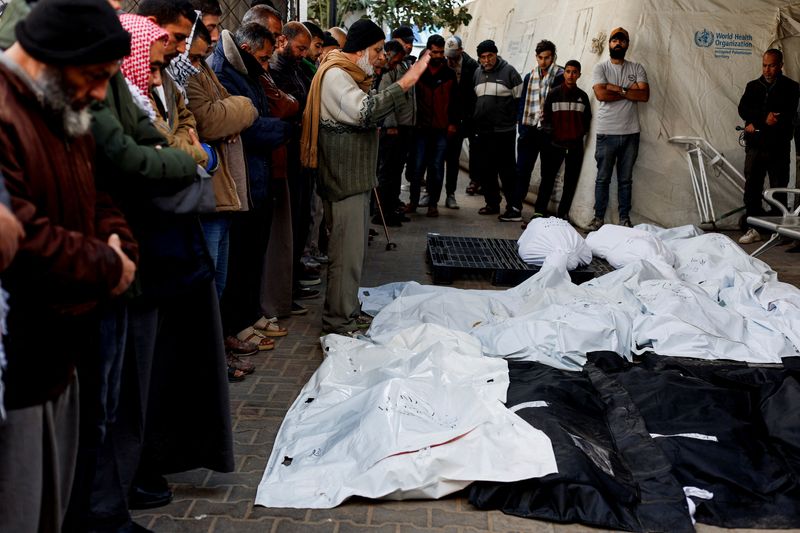 &copy; Reuters. مشيعون يؤدون صلاة الجنازة على جثامين فلسطينيين قتلوا جراء هجمات إسرائيلية في مستشفى يوسف النجار في رفح بجنوب قطاع غزة يوم الأحد. تصوير: محمد