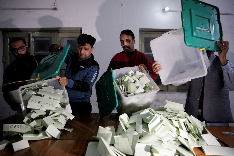 &copy; Reuters. موظفون خلال عمليات فرز صناديق اقتراع الانتخابات العامة بباكستان في لاهور يوم الثامن من فبراير شباط 2024. تصوير: نافيش شيتراكار- رويترز.