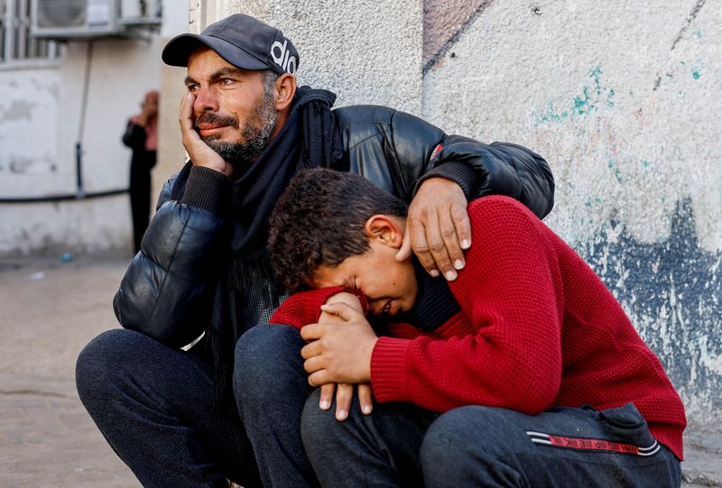 &copy; Reuters. Persone in lutto mentre i corpi dei palestinesi uccisi dagli attacchi israeliani giacciono all'ospedale Abu Yousef Al-Najjar, a Rafah, nel sud della Striscia di Gaza, 18 febbraio 2024. REUTERS/Mohammed Salem