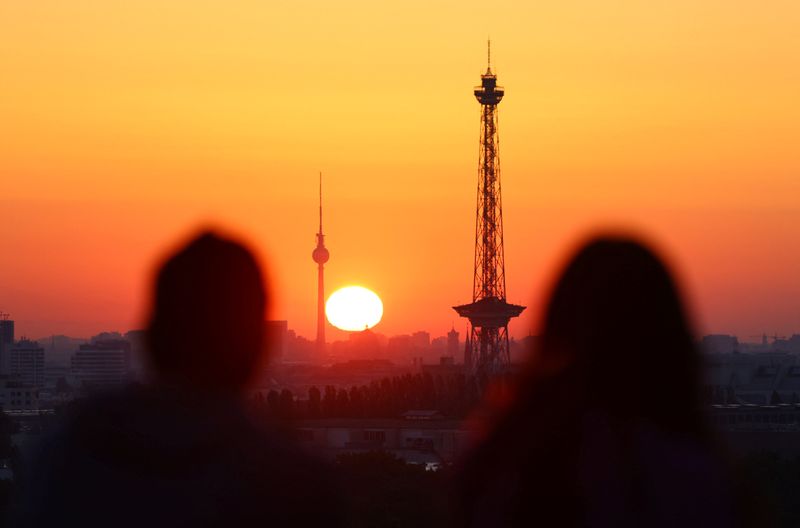 &copy; Reuters. People watch the rising sun which illuminates Berlin's skyline, framing the Fernsehturm (Television Tower) and the Berliner Funkturm (Berlin Radio Tower), Germany, September 7, 2023.  REUTERS/Fabrizio Bensch/File Photo