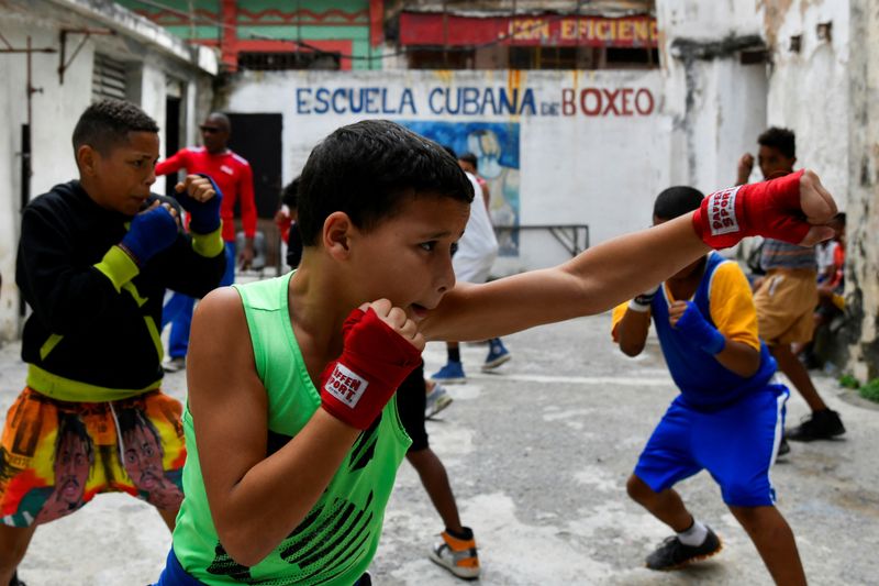 &copy; Reuters. Niños asisten a una clase de boxeo en el centro de La Habana, Cuba, 14 de febrero de 2024. REUTERS/Norlys Perez . NO DISPONIBLE PARA REVENTA NI ARCHIVO. 