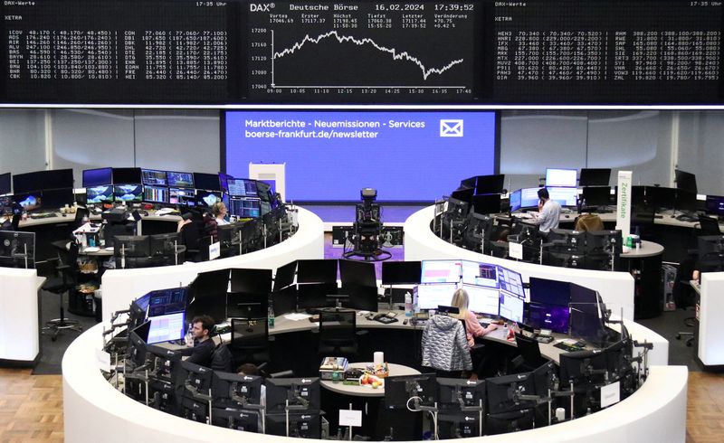 © Reuters. The German share price index DAX graph is pictured at the stock exchange in Frankfurt, Germany, February 16, 2024.     REUTERS/Staff/File Photo