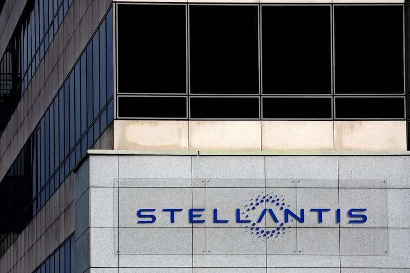 &copy; Reuters. Il logo di Stellantis nella sede dell'azienda a Poissy, vicino a Parigi, 20 febbraio 2022. REUTERS/Gonzalo Fuentes