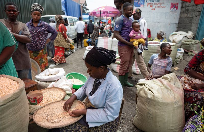 &copy; Reuters. مواطنون يشترون أحد أنواع الذرة في سوق بمقاطعة شمال كيفو في جمهورية الكونجو الديمقراطية يوم 15 فبراير شباط 2024. تصوير: أرليت باشيزي - رويترز.
