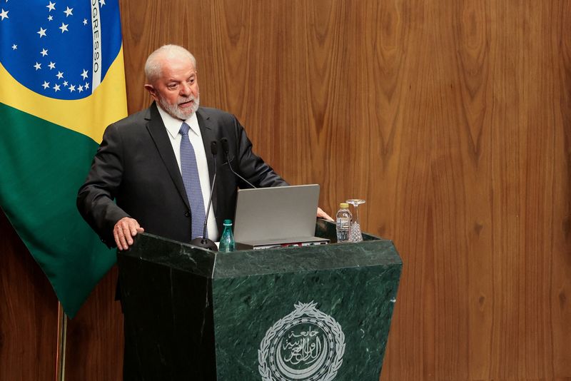 &copy; Reuters. FOTO DE ARCHIVO: El presidente de Brasil, Luiz Inacio Lula da Silva, pronuncia un discurso durante su visita a la sede de la Liga Árabe en El Cairo, Egipto. 15 de febrero de 2024. REUTERS/Mohamed Abdel-Ghany