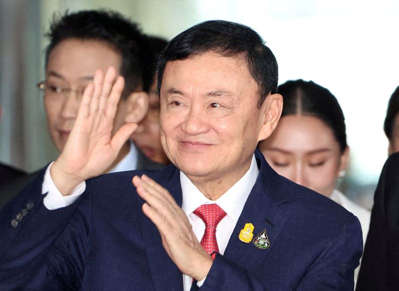&copy; Reuters. FILE PHOTO: Former Thai Prime Minister Thaksin Shinawatra walks at Don Mueang airport in Bangkok, Thailand August 22, 2023. REUTERS/Athit Perawongmetha/File Photo