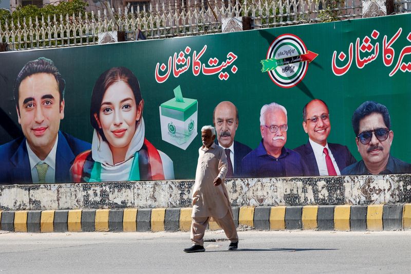 &copy; Reuters. Cartaz sobre eleições no Paquistão
 9/2/2024   REUTERS/Akhtar Soomro