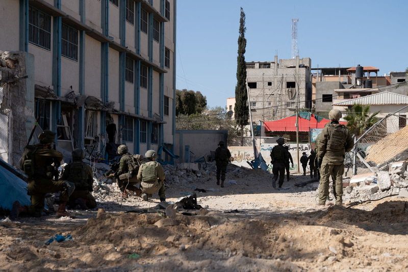 &copy; Reuters. جنود إسرائيليون خلال عملية عسكرية في موقع قيل إنه مستشفى ناصر بقطاع غزة يوم الأحد في صورة لرويترز من الجيش الإسرائيلي. 