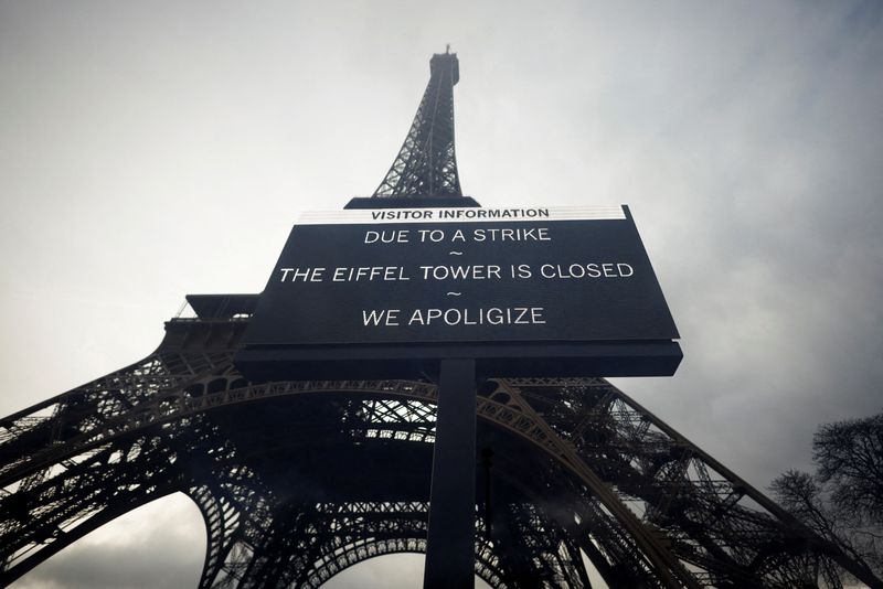 Greve fecha Torre Eiffel em revés para turistas antes dos Jogos Olímpicos de Paris