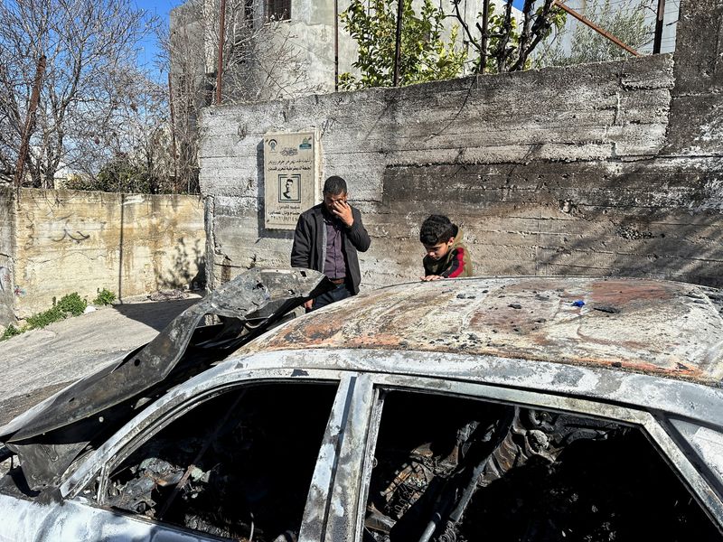 &copy; Reuters. FOTO DE ARCHIVO. Palestinos revisan un coche dañado tras un ataque de colonos israelíes en Asira Al-Qibiliya, cerca de Nablus, en la Cisjordania ocupada por Israel. 13 de febrero de 2024. REUTERS/Ali Sawafta