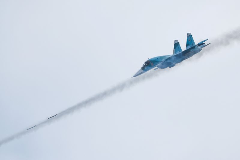 &copy; Reuters. Un bombardier tactique Su-34 russe. /Photo prise le 27 août 2021/REUTERS/Maxim Shemetov