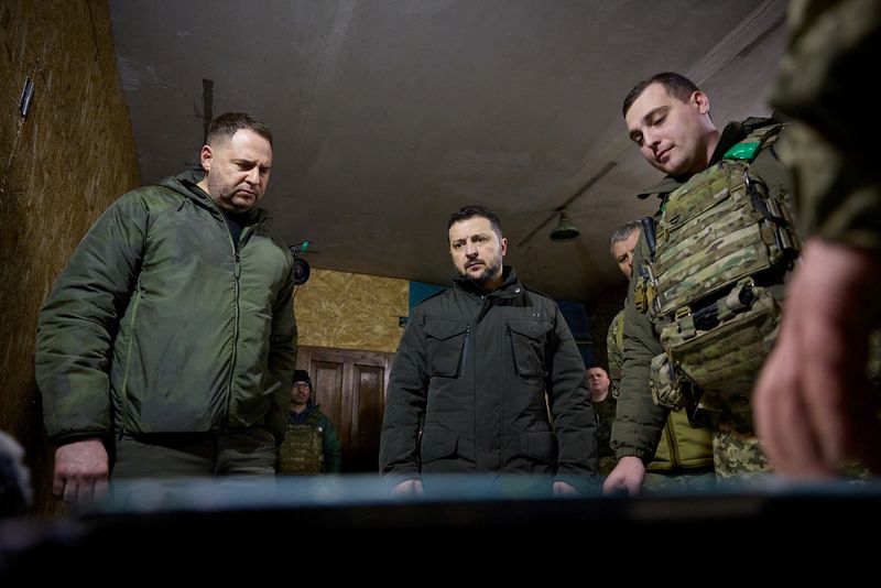 &copy; Reuters. Le président ukrainien Volodymyr Zelenskiy visite une position militaire près de Koupiansk. /Photo prise le 19 février 2024/REUTERS/Service de presse présidentiel ukrainien