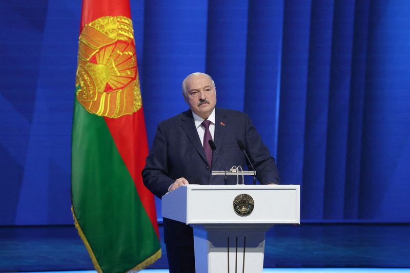 &copy; Reuters. Le président biélorusse Alexandre Loukachenko prononce un discours devant le parlement à Minsk, en Biélorussie. /Photo prise le 31 mars 2023/REUTERS/BelTA/Maxim Guchek