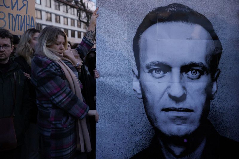 &copy; Reuters. Des gens se rassemblent devant l'ambassade de Russie à Varsovie en Pologne après le décès d'Alexeï Navalny. /Photo prise le 16 février 2024/REUTERS/ Dawid Zuchowicz/Agencja Wyborcza.pl