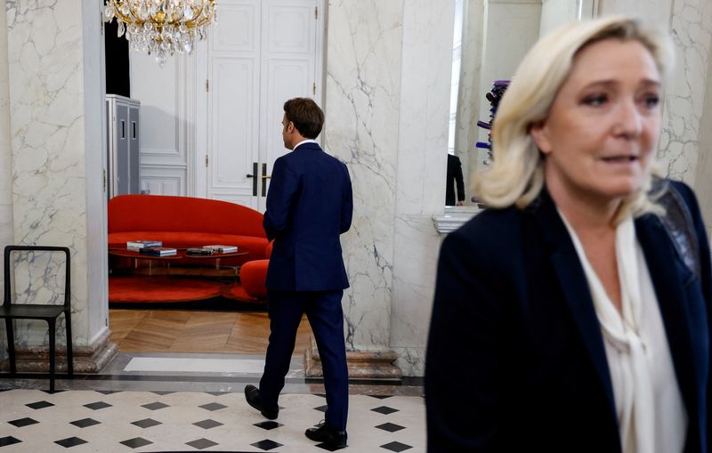 &copy; Reuters. Marine Le Pen s'éloigne après avoir été escortée par le président français Emmanuel Macron après des entretiens à l'Elysée, en France. /Photo prise le 21 juin 2022/REUTERS/Ludovic Marin
