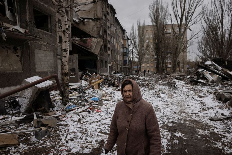 &copy; Reuters. A woman walks past apartment blocks that were destroyed in a Russian missile strike, amid Russia’s attack on Ukraine, in Selydove near Avdiivka, Ukraine, February 19, 2024. REUTERS/Thomas Peter