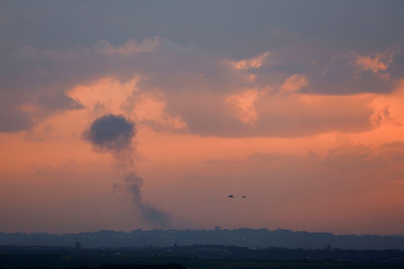 &copy; Reuters. Fumo su Gaza, nel conflitto in corso tra Israele e il gruppo islamista palestinese Hamas, visto da Israele, 19 febbraio 2024. REUTERS/Susana Vera
