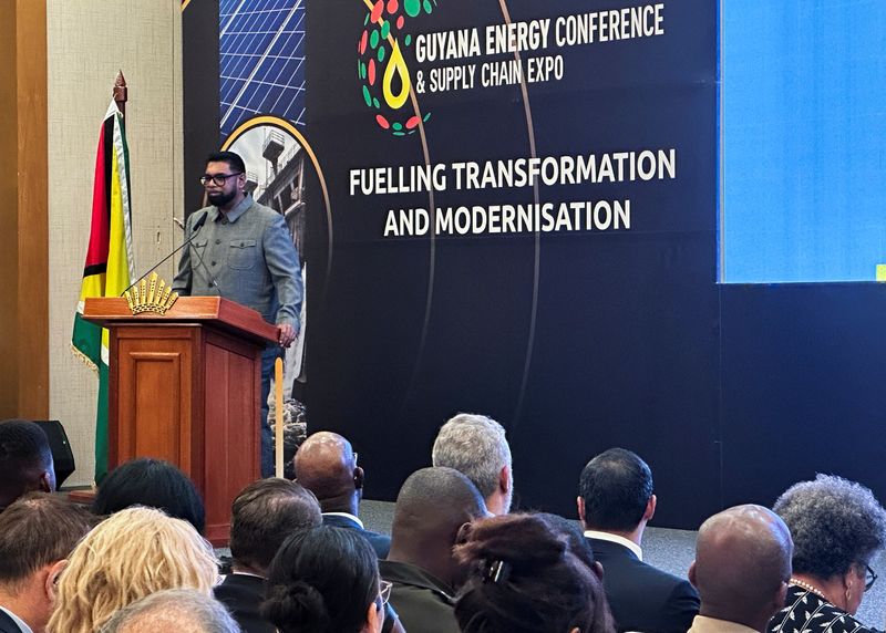 &copy; Reuters. رئيس جيانا محمد عرفان علي يتحدث خلال مؤتمر ومعرض الطاقة السنوي بالبلاد في العاصمة جورج تاون يوم الاثنين . تصوير : سابرينا فال - رويترز . 