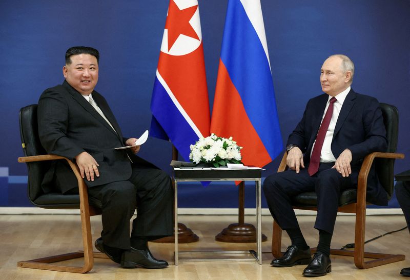 &copy; Reuters. 北朝鮮の金正恩朝鮮労働党総書記（左）がロシアのプーチン大統領（右）から「私用で使う」同国製の乗用車を贈られたと、朝鮮中央通信（ＫＣＮＡ）が２０日伝えた。写真は２０２３年９