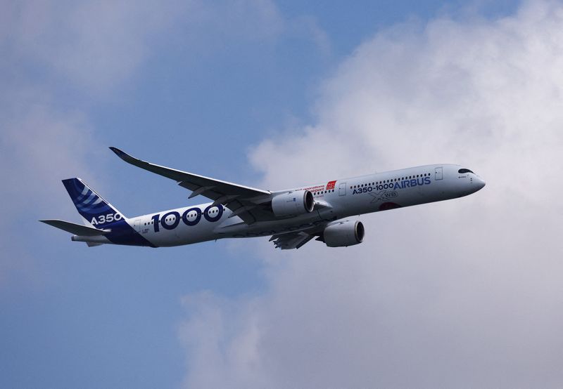 &copy; Reuters. FILE PHOTO: An Airbus A350-1000 flies during an aerial flying display ahead of the Singapore Airshow at Changi Exhibition Centre in Singapore, February 18, 2024. REUTERS/Edgar Su/File Photo