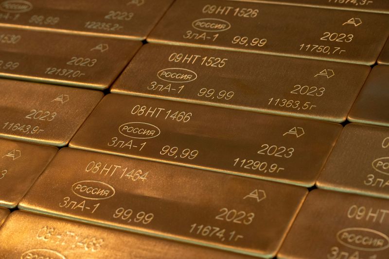 &copy; Reuters. سبائك من الذهب الخالص معروضة داخل ورشة بمصنع للمعادن الثمينة في روسيا في الخامس عشر من سبتمبر أيلول 2023 . تصوير : ألكسندر مانزوك - رويترز .    
