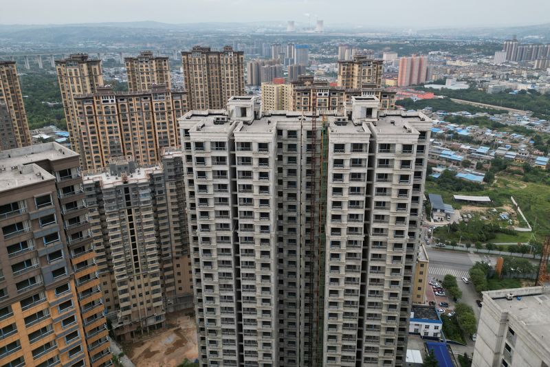 © Reuters. An aerial view shows unfinished residential buildings of the Gaotie Wellness City complex in Tongchuan, Shaanxi province, China September 12, 2023. REUTERS/Xiaoyu Yin/File photo