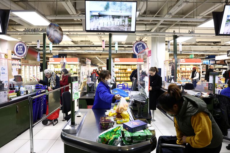 &copy; Reuters. FILE PHOTO: A cashier scans products at the checkout of a Carrefour hypermarket in Paris, France, January 4, 2024. REUTERS/Stephanie Lecocq/File Photo