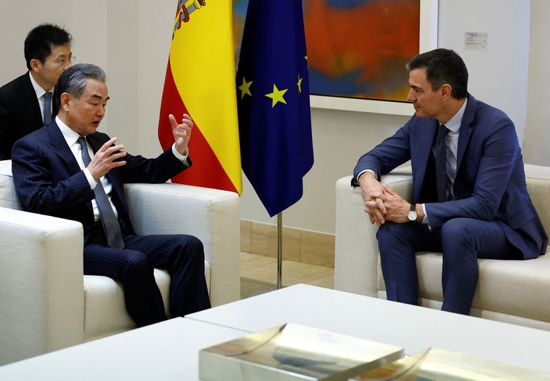 &copy; Reuters. وانغ يي وزير الخارجية الصيني ورئيس الوزراء الإسباني بيدرو سانتشيث خلال اجتماع في مدريد يوم الاثنين. تصوير: خوان مدينا - رويترز.