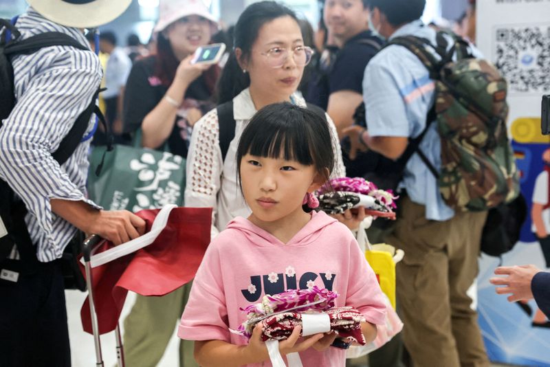 &copy; Reuters. FILE PHOTO: FILE PHOTO: Chinese tourists arrive during a welcome ceremony of the first batch of Chinese tourists under a five-month visa-free entry scheme at Bangkok's International Airport, Thailand, September 25, 2023. REUTERS/Athit Perawongmetha/File P