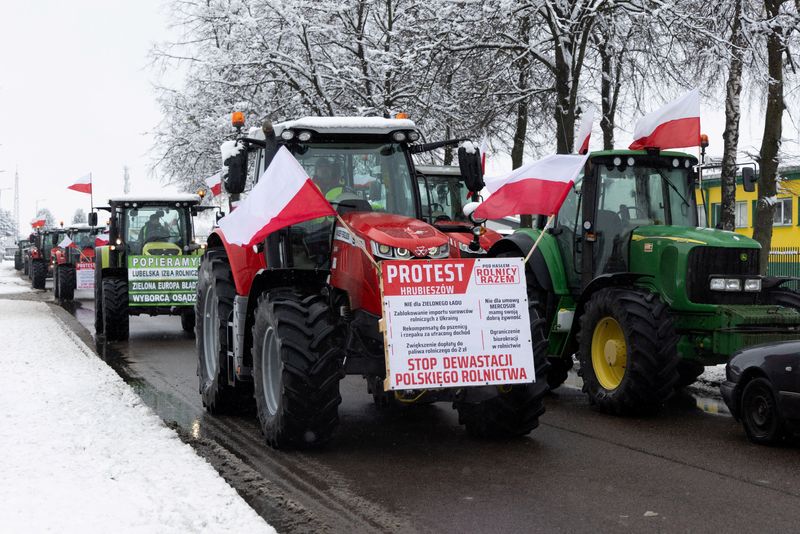 &copy; Reuters. FILE PHOTO: Polish farmers protest near the border with Ukraine over price pressures, taxes and green regulation, grievances shared by farmers across Europe, in Hrubieszow, Poland, February 9, 2024. Jakub Orzechowski/Agencja Wyborcza.pl via REUTERS/File P